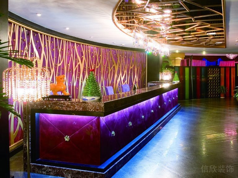 Ktv會所裝修前臺區(qū)皮革紫色宮廷風(fēng)效果圖燈飾創(chuàng)意氛圍感大廳過道圖
