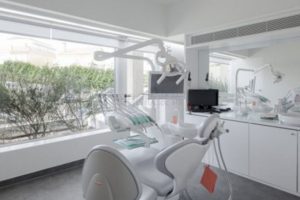 牙科診所裝修設(shè)計(jì)白色科技未來(lái)感玻璃墻體隔斷設(shè)計(jì)圖