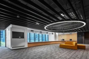 展廳中間休息洽談區環形的燈帶