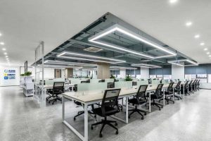 公共辦公區(qū)白色鋼架實木臺面卡座