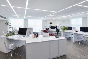 公共辦公區(qū)平面天花吊燈條形燈帶效果圖