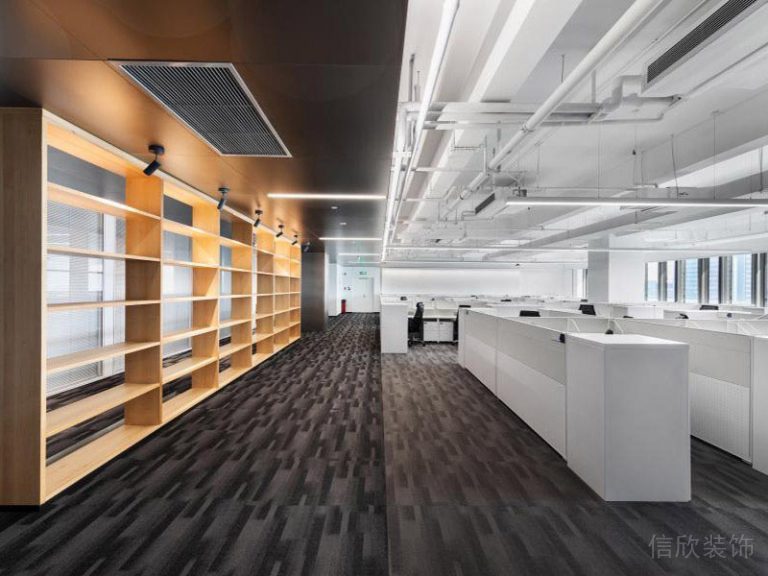 辦公室簡(jiǎn)約風(fēng)工業(yè)風(fēng)純白工位設(shè)計(jì)走廊效果