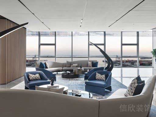 藍(lán)色沙發(fā)辦公室洽談區(qū)落地玻璃裝修圖