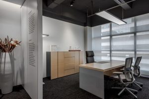 財務(wù)辦公室領(lǐng)導(dǎo)獨立工作區(qū)域天花吊頂工業(yè)風(fēng)木飾墻面收納柜設(shè)計效果