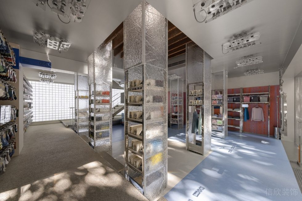 深圳市寶安區(qū)沙井現(xiàn)代風(fēng)服裝店裝修設(shè)計(jì)大廳