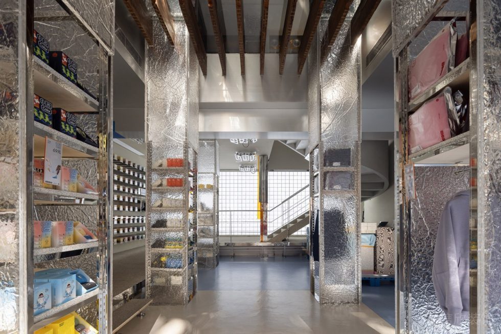 深圳市寶安區(qū)沙井現(xiàn)代風(fēng)服裝店裝修設(shè)計(jì)大廳