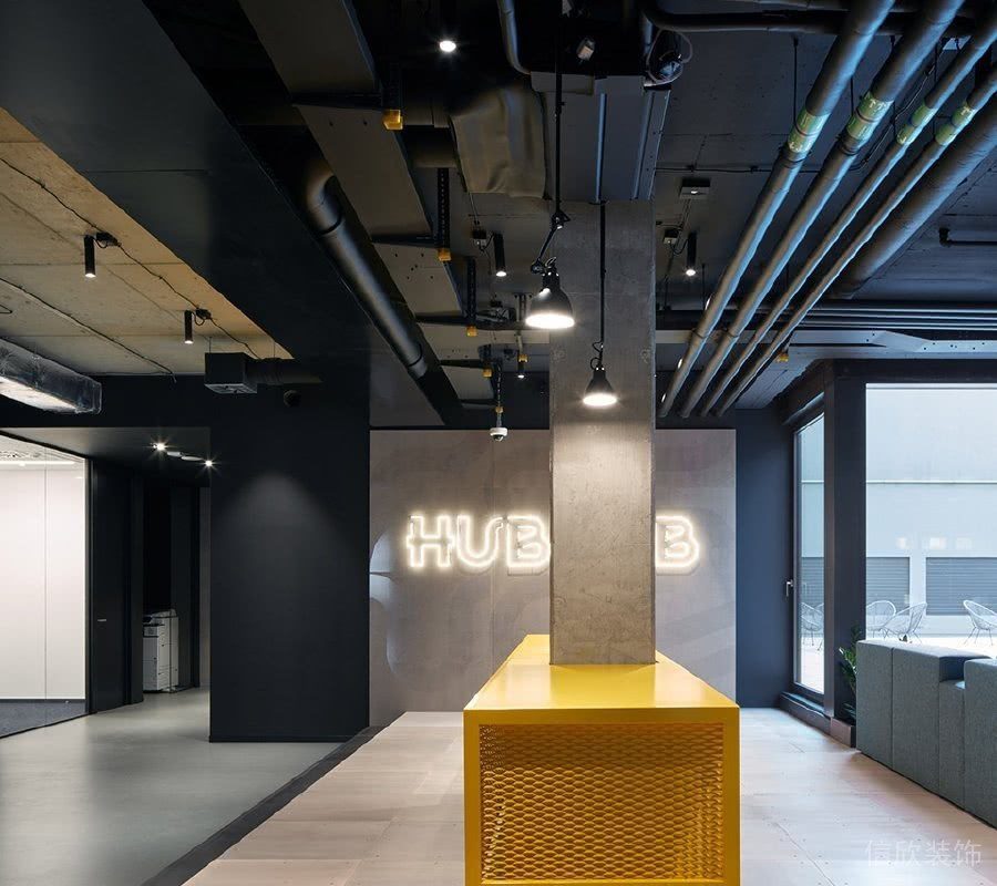 暗色金屬板材休息區(qū)裝修實木設(shè)計地板效果圖