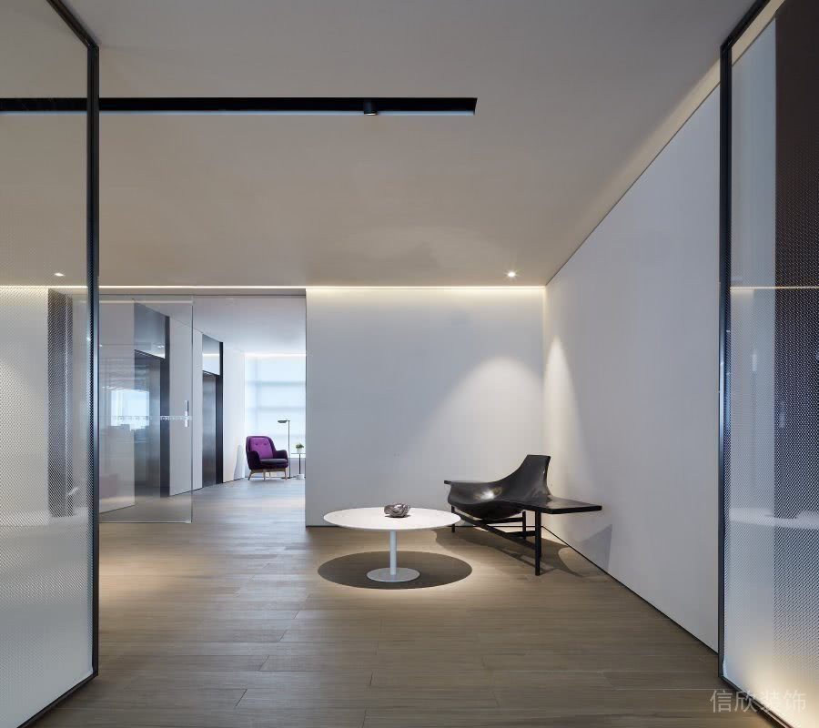 員工休息區(qū)黑白色調(diào)實木設(shè)計地板金屬門框漸變玻璃裝修圖