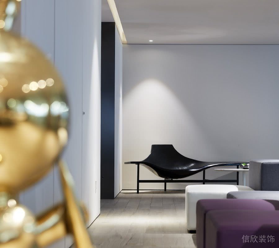 幾何造型藝術(shù)感黑色金屬過道休息紫色沙發(fā)辦公室中央效果實木地板