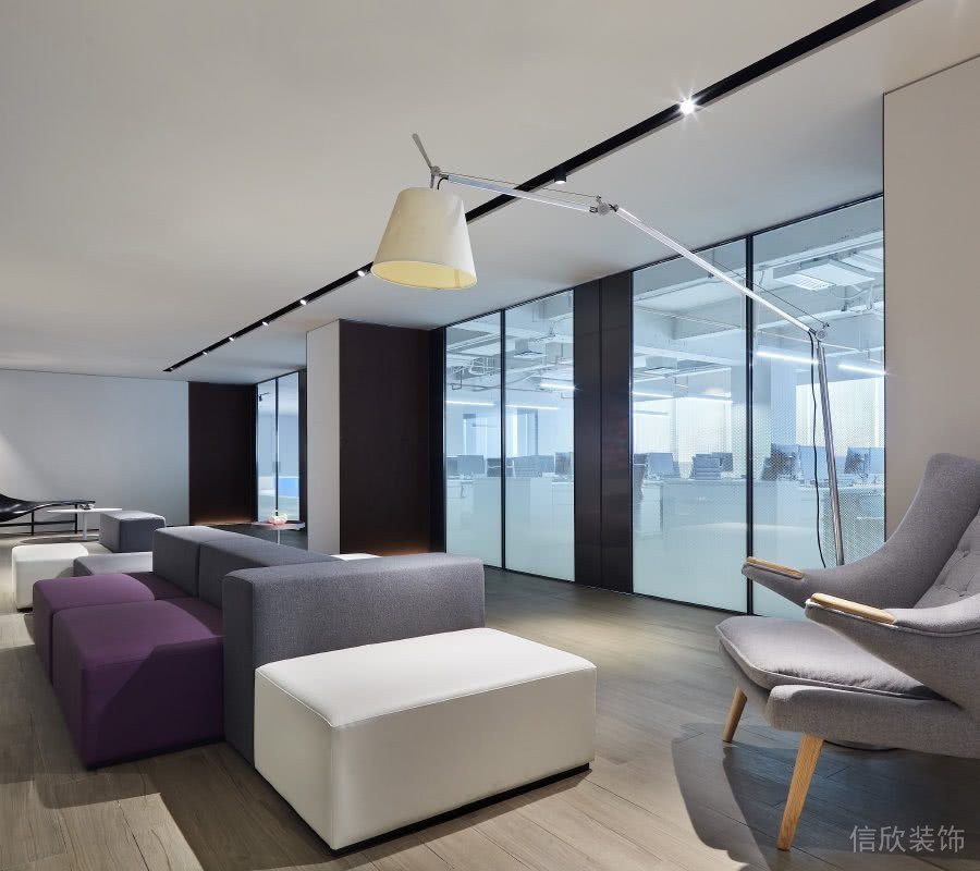 中央休息區(qū)域?qū)ΨQ式沙發(fā)環(huán)形座椅隔斷辦公室效果圖