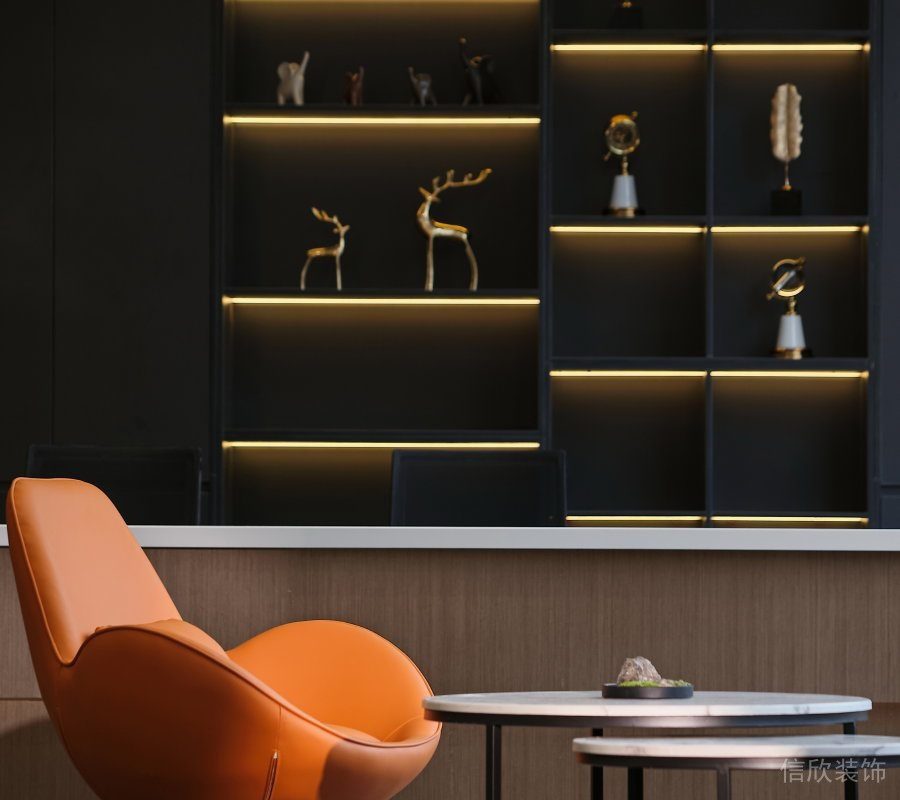 金色暖光燈黑色墻體收納柜設(shè)計橙色沙發(fā)辦公室休息區(qū)