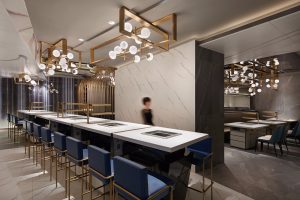 深圳福田星河世紀現代輕奢風火鍋餐廳裝修案例吧臺用餐區效果圖