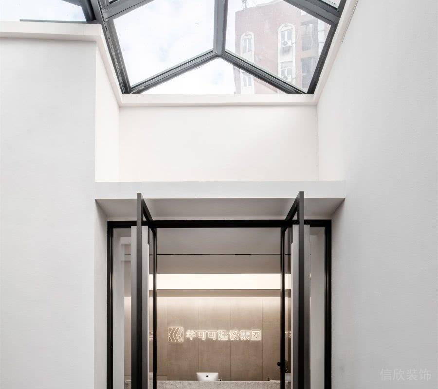 辦公室前臺(tái)區(qū)入戶門(mén)口玻璃天窗