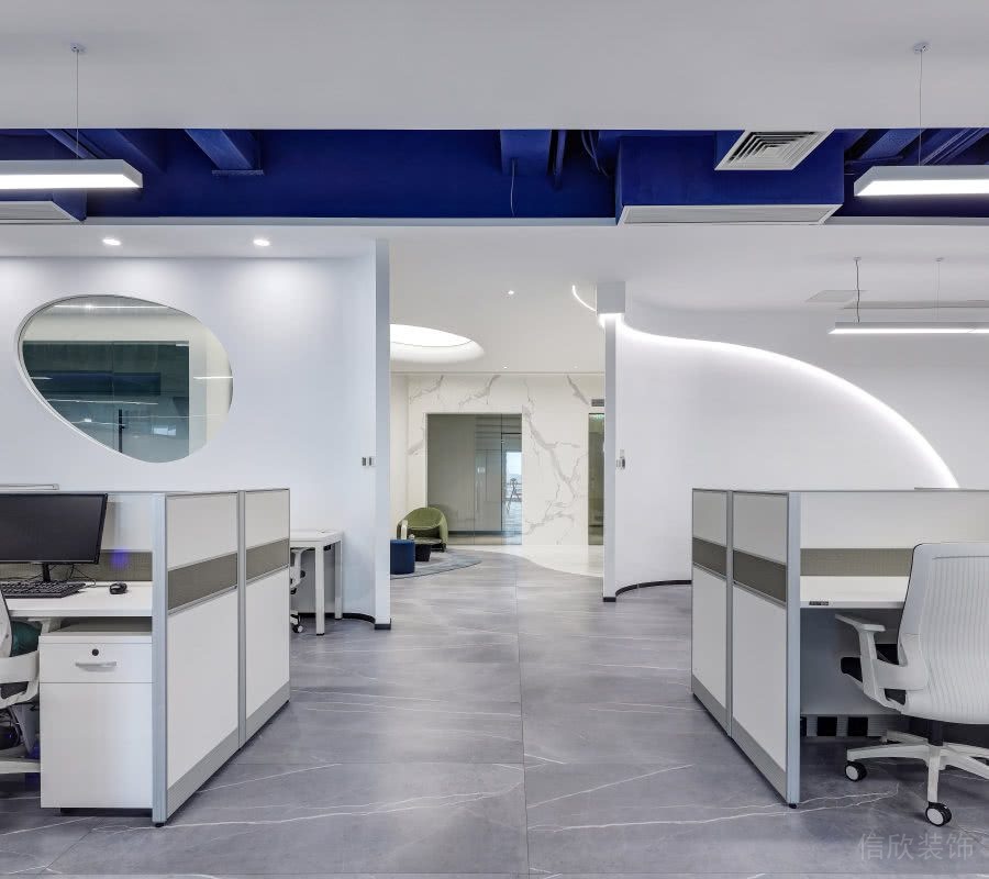 白色辦公區(qū)藍色天花吊頂