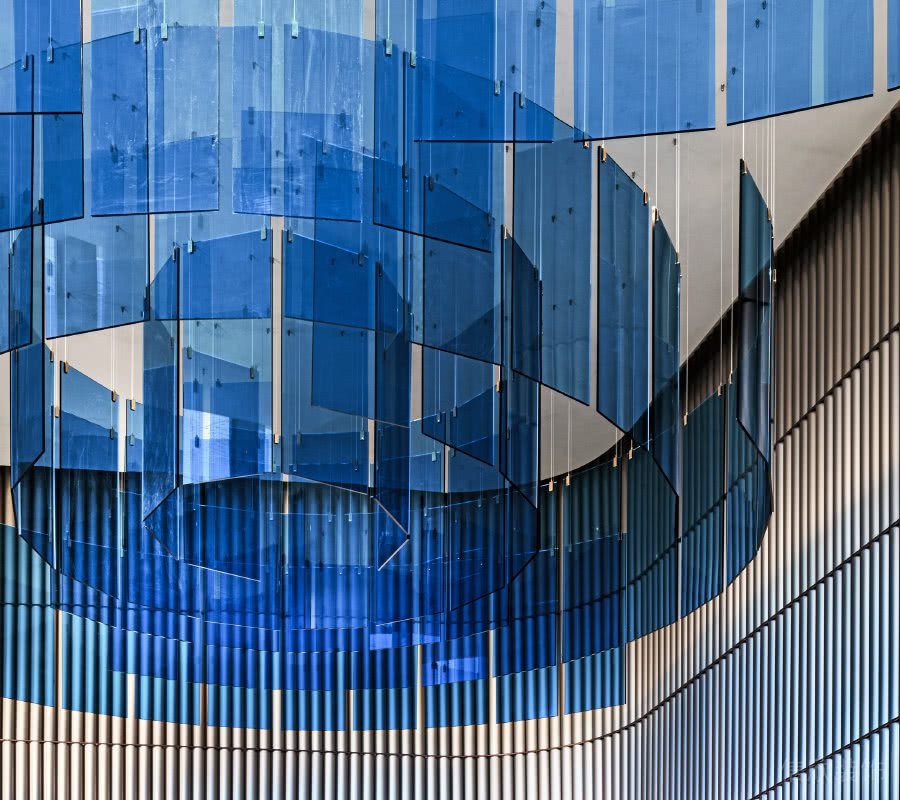 商場(chǎng)大廳高空藍(lán)色亞克力片裝飾效果圖