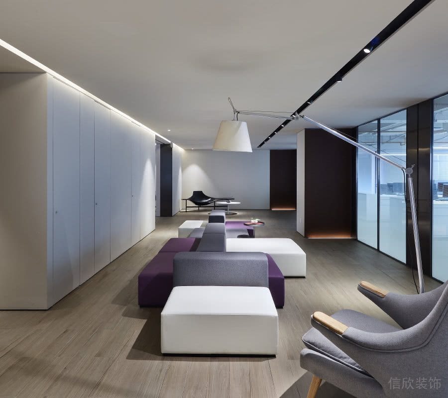 辦公室休息區紫色白色灰色沙發組合