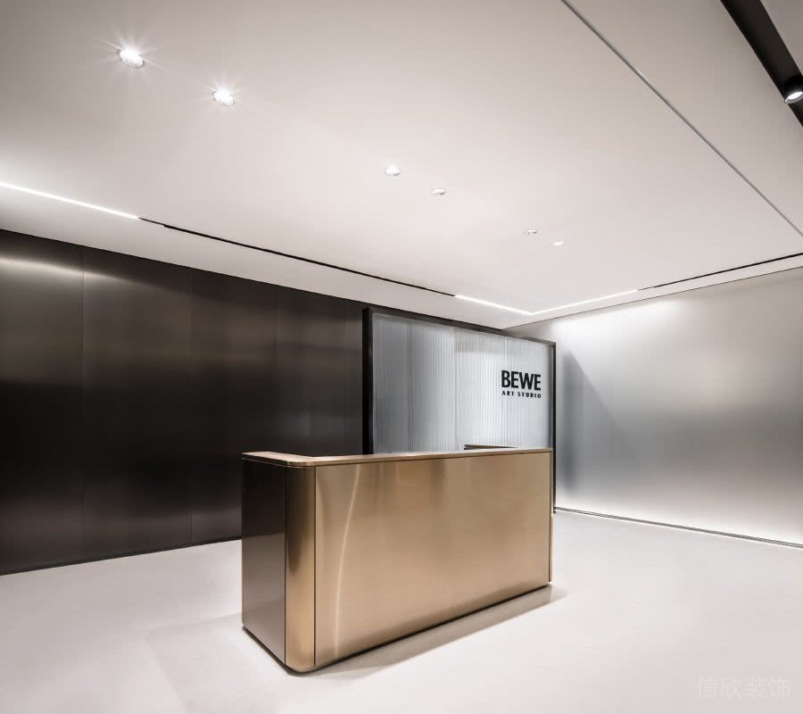 黑色拉絲不銹鋼形象墻，金色拉絲不銹鋼前臺(tái)。