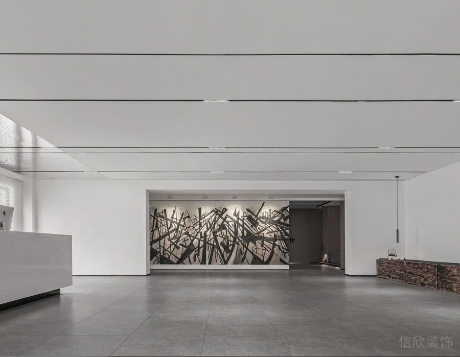 前臺(tái)區(qū)裝修天花吊頂，黑色燈條分割。