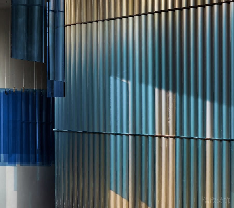 墻面藍(lán)色圓管裝飾圖