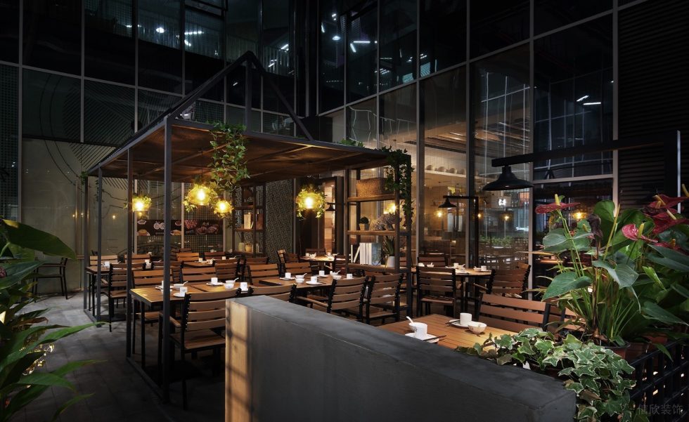 深圳寶安檳城西岸工業風湘菜餐廳裝修案例戶外用餐區 深圳寶安檳城西岸工業風湘菜餐廳裝修案例戶外用餐區