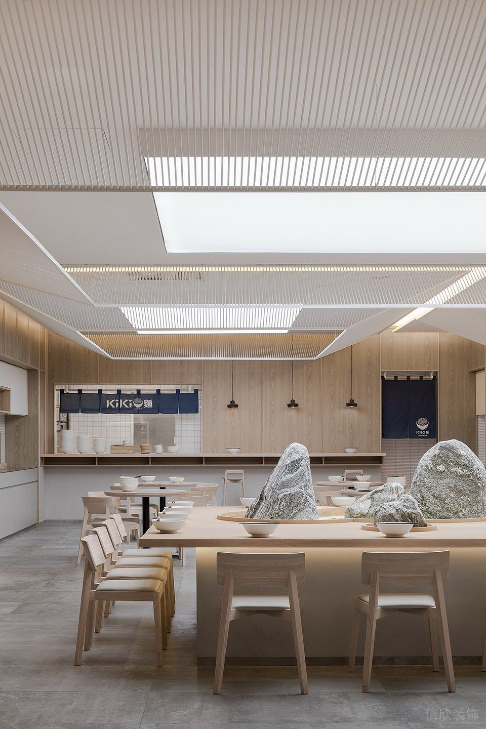 深圳龍崗華策中心城淺木色日式風格面館裝修案例中島石藝景觀 深圳龍崗華策中心城淺木色日式風格面館裝修案例中島石藝景觀