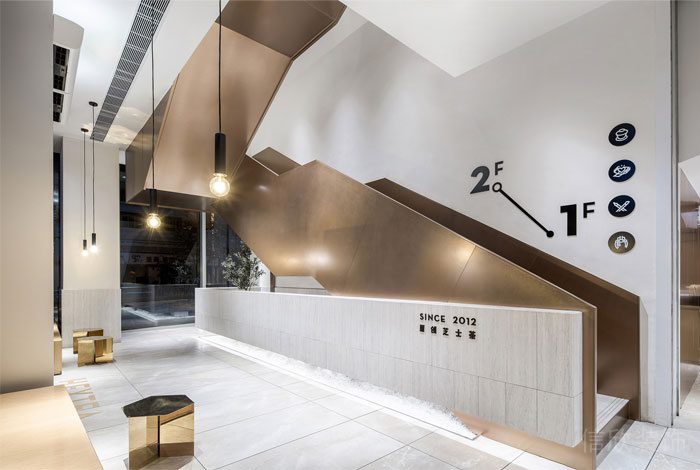 深圳龍崗正中風(fēng)臨國(guó)際中心現(xiàn)代工業(yè)風(fēng)喜茶冷飲店裝修案例黃銅不銹鋼樓梯 深圳龍崗正中風(fēng)臨國(guó)際中心現(xiàn)代工業(yè)風(fēng)喜茶冷飲店裝修案例黃銅不銹鋼樓梯