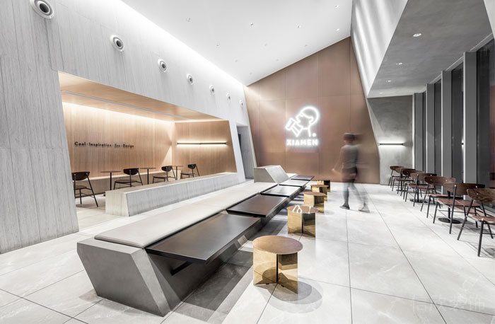 深圳龍崗正中風(fēng)臨國(guó)際中心現(xiàn)代工業(yè)風(fēng)喜茶冷飲店裝修案例地面鋪貼 深圳龍崗正中風(fēng)臨國(guó)際中心現(xiàn)代工業(yè)風(fēng)喜茶冷飲店裝修案例地面鋪貼