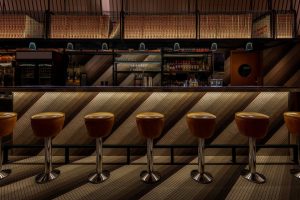 深圳龍華蘋果園美式工業(yè)風披薩店裝修案例吧臺用餐區(qū)效果圖