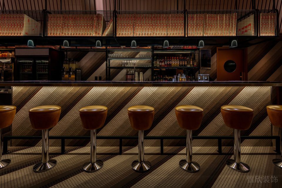 深圳龍華蘋果園美式工業(yè)風(fēng)披薩店裝修案例吧臺用餐區(qū)