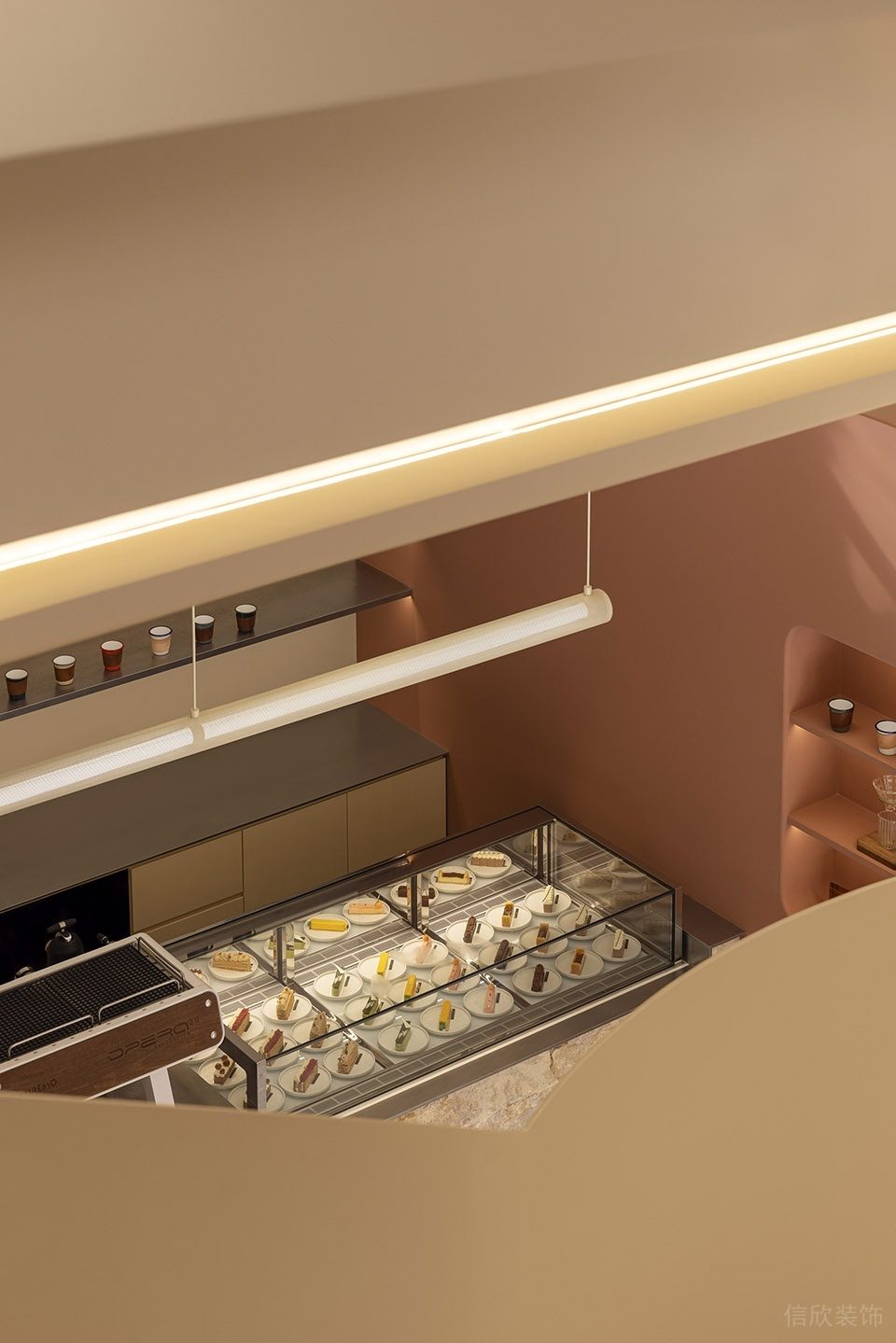 深圳羅湖新2000廣場極簡風(fēng)格甜品咖啡館裝修案例甜品展示玻璃柜 深圳羅湖新2000廣場極簡風(fēng)格甜品咖啡館裝修案例甜品展示玻璃柜