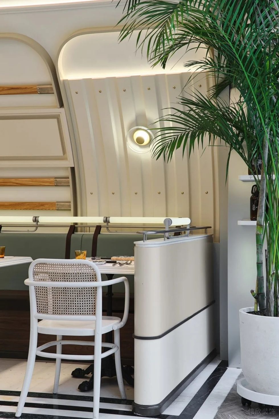 深圳龍華中海錦城現代美式風格西餐廳裝修案例純白色餐椅 深圳龍華中海錦城現代美式風格西餐廳裝修案例純白色餐椅