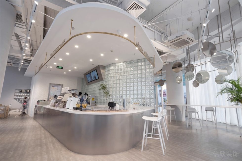 深圳南山繽紛商業(yè)中心白色極簡自然風(fēng)咖啡廳裝修案例操作區(qū)天花吊頂 深圳南山繽紛商業(yè)中心白色極簡自然風(fēng)咖啡廳裝修案例操作區(qū)天花吊頂