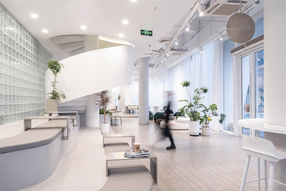 深圳南山繽紛商業(yè)中心白色極簡自然風(fēng)咖啡廳裝修案例階梯式休閑用餐區(qū) 深圳南山繽紛商業(yè)中心白色極簡自然風(fēng)咖啡廳裝修案例階梯式休閑用餐區(qū)