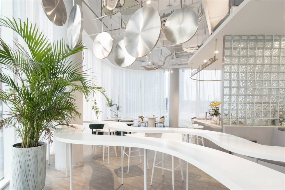 深圳南山繽紛商業(yè)中心白色極簡自然風(fēng)咖啡廳裝修案例不規(guī)則弧形吧臺(tái) 深圳南山繽紛商業(yè)中心白色極簡自然風(fēng)咖啡廳裝修案例不規(guī)則弧形吧臺(tái)