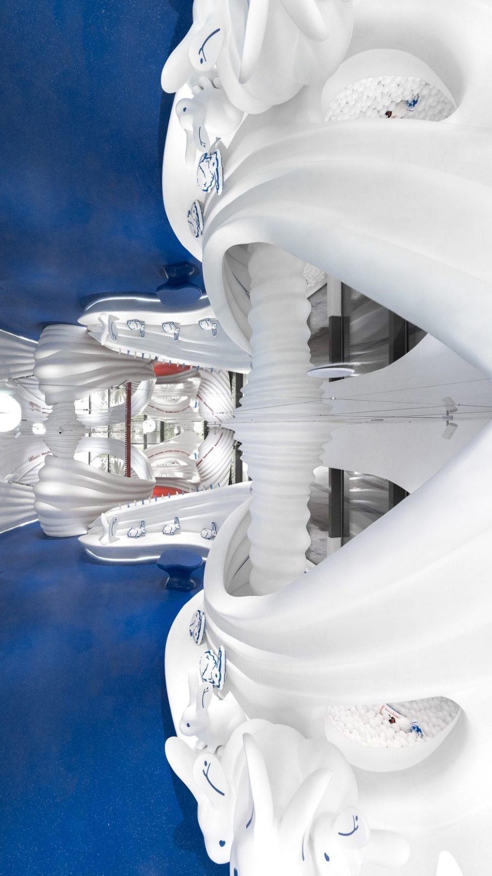 深圳市寶安區福永大白兔全球首家旗艦店裝修設計白色藝術墻面 深圳市寶安區福永大白兔全球首家旗艦店裝修設計白色藝術墻面