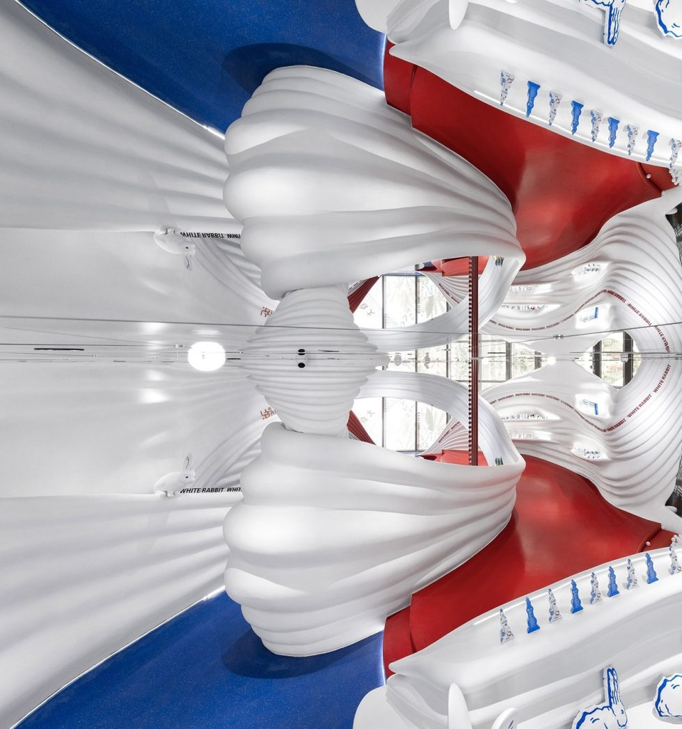 深圳市寶安區福永大白兔全球首家旗艦店裝修設計白色藝術墻面二 深圳市寶安區福永大白兔全球首家旗艦店裝修設計白色藝術墻面二