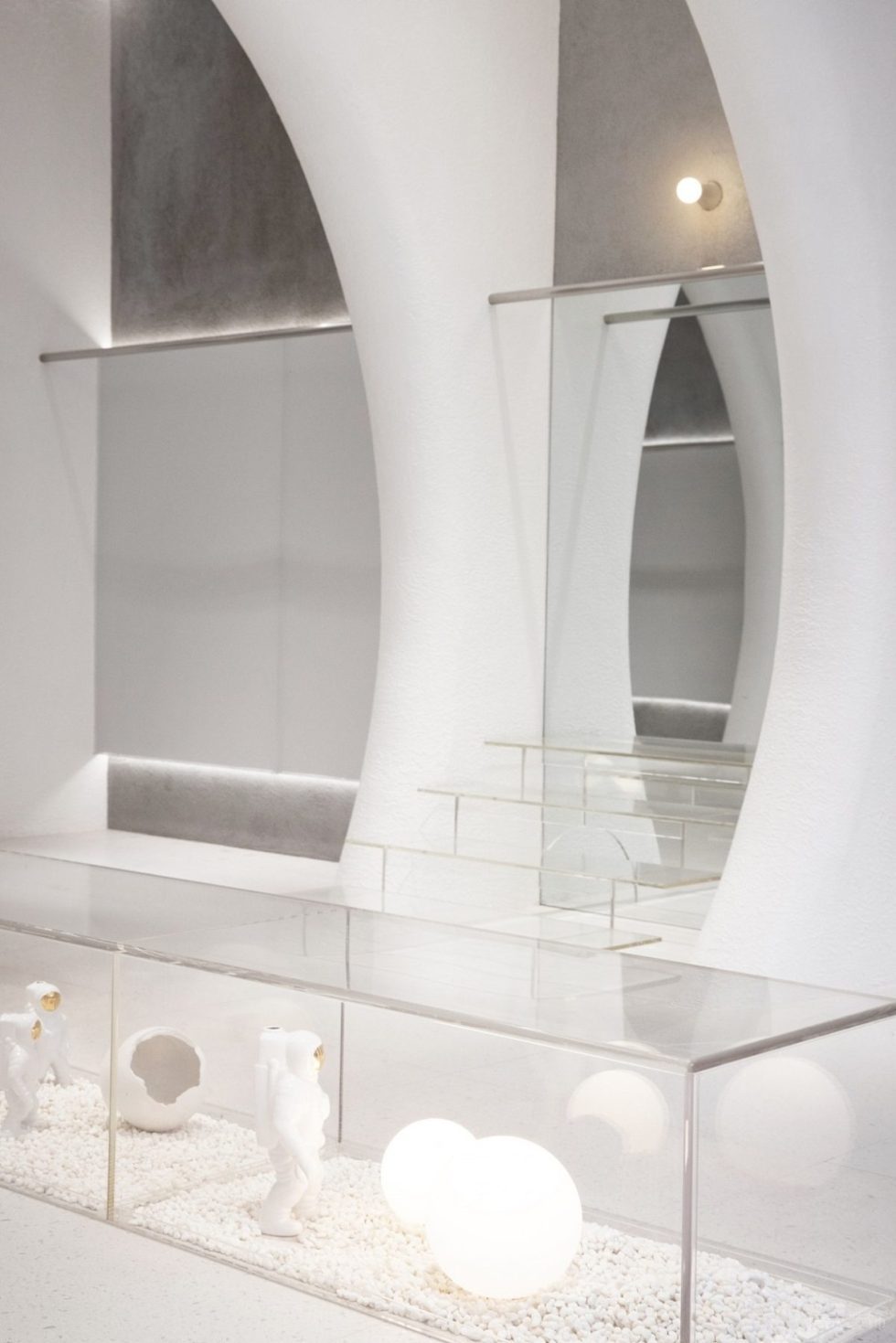 深圳市龍崗區橫崗錦鋪女裝店玻璃展柜裝修設計 深圳市龍崗區橫崗錦鋪女裝店玻璃展柜裝修設計