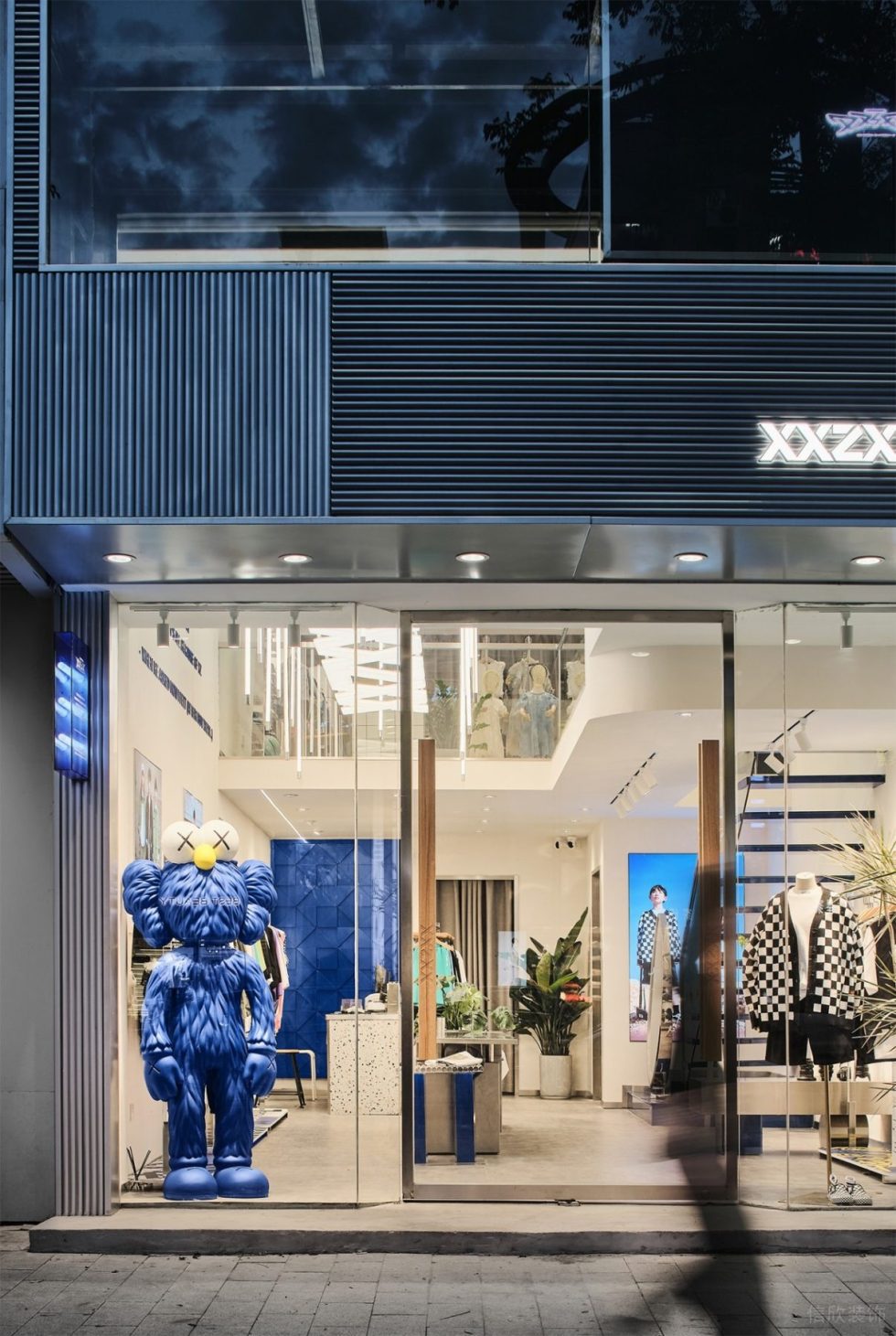 深圳市龍華區大浪潮牌店裝修外觀玻璃門 深圳市龍華區大浪潮牌店裝修外觀玻璃門