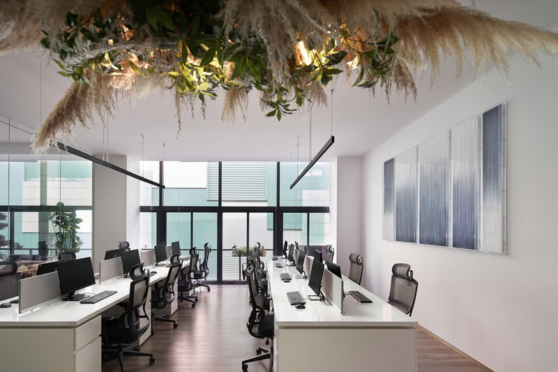 羅湖區(qū)國貿大廈辦公室公共辦公區(qū)綠色植物天花吊頂 羅湖區(qū)國貿大廈辦公室公共辦公區(qū)綠色植物天花吊頂