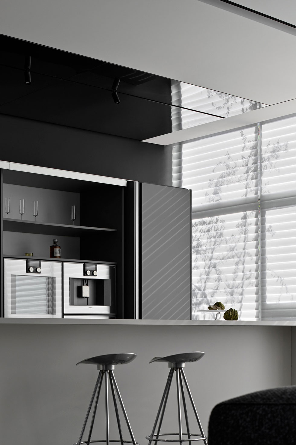 大沖商務中心科技園辦公室茶水間灰白色水吧臺 大沖商務中心科技園辦公室茶水間灰白色水吧臺