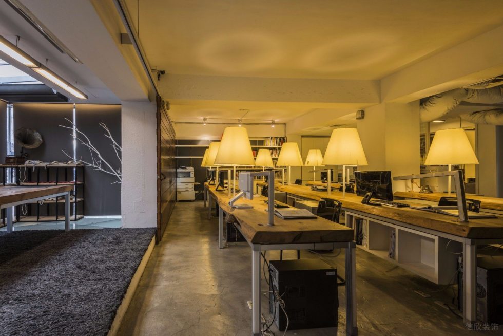 深圳龍崗凱騰大廈500平方米暖色調工業風辦公室裝修案例辦公區藝術臺燈 深圳龍崗凱騰大廈500平方米暖色調工業風辦公室裝修案例辦公區藝術臺燈