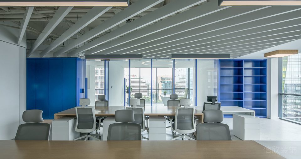 深圳羅湖深城投中心800平方米簡約工業風辦公室裝修案例辦公區藍色亮光烤漆裝飾儲物柜 深圳羅湖深城投中心800平方米簡約工業風辦公室裝修案例辦公區藍色亮光烤漆裝飾儲物柜