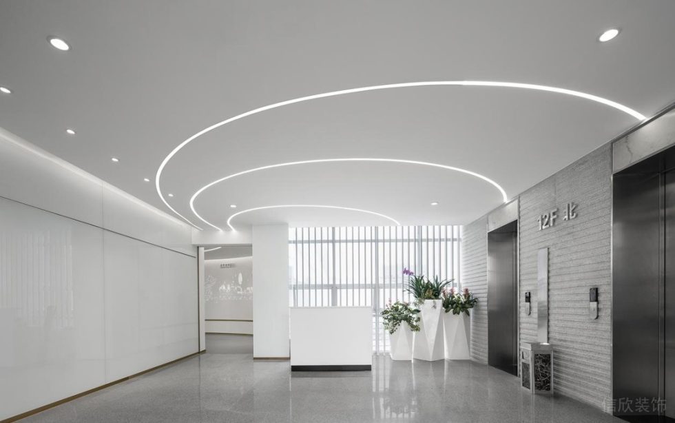 深圳龍華展滔科技大廈1600平方米現(xiàn)代科技風(fēng)辦公室裝修案例電梯前廳