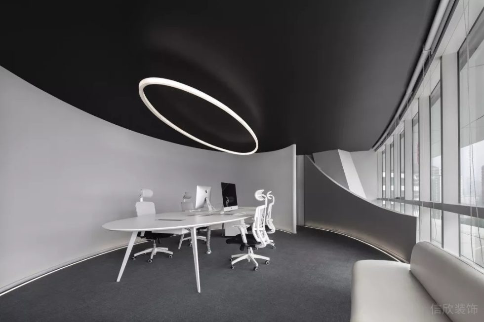深圳南山同方信息港600平方米黑白灰色調(diào)現(xiàn)代科技風(fēng)公司裝修案例多媒體商務(wù)洽談室弧形墻面 深圳南山同方信息港600平方米黑白灰色調(diào)現(xiàn)代科技風(fēng)公司裝修案例多媒體商務(wù)洽談室弧形墻面