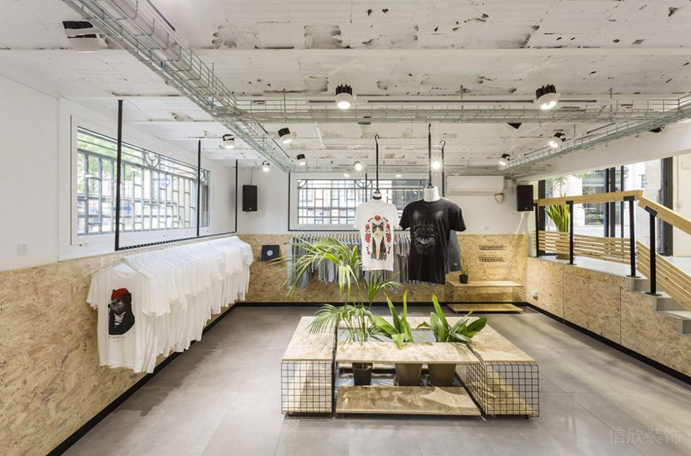 深圳市寶安區(qū)石巖巴塞羅那clap Studio的suara服裝店裝修設(shè)計鋼管衣服展示架