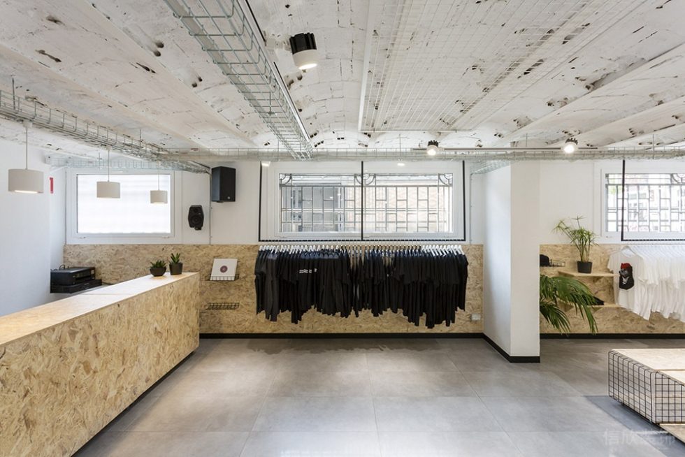 深圳市寶安區(qū)石巖巴塞羅那clap Studio的suara服裝店裝修設(shè)計前臺