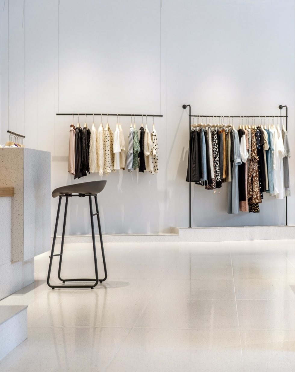 深圳市龍崗區橫崗現代風女裝店pin Xi「暗香 女裝」裝修設計服裝展架 深圳市龍崗區橫崗現代風女裝店pin Xi「暗香 女裝」裝修設計服裝展架