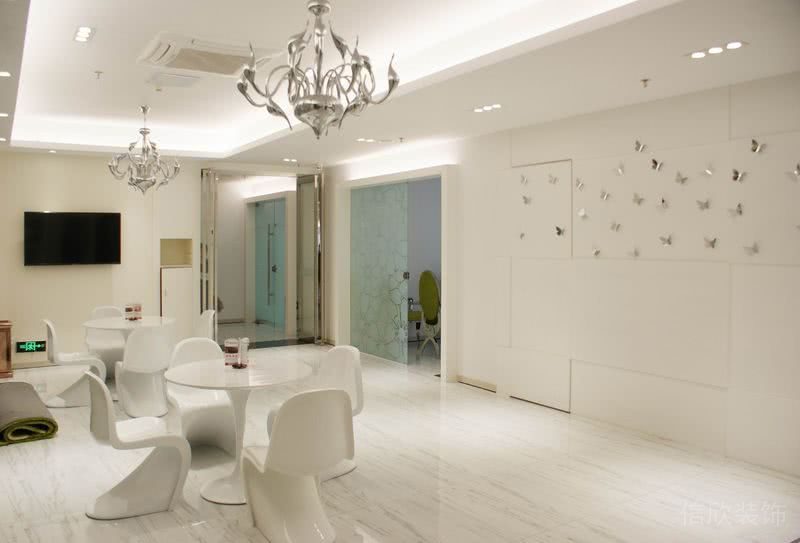 昆明薇思口腔牙科診所候診區(qū)白色圓桌椅裝修設(shè)計(jì)