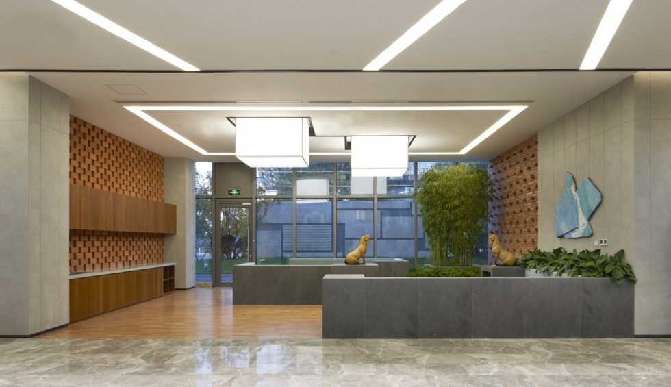 深圳福田大百匯廣場3500平方米工業(yè)主義現(xiàn)代風辦公室裝修案例大堂休閑區(qū)綠植景觀 深圳福田大百匯廣場3500平方米工業(yè)主義現(xiàn)代風辦公室裝修案例大堂休閑區(qū)綠植景觀