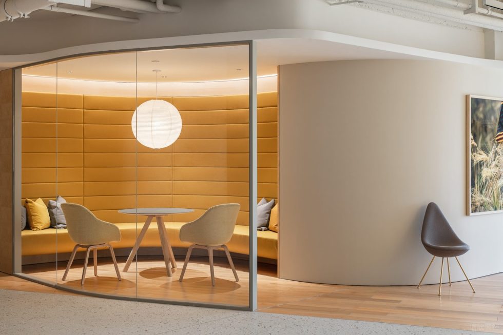 深圳羅湖區(qū)集浩大廈辦公室裝修 轉(zhuǎn)角會(huì)議室